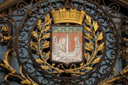 Lo stemma della città di Parigi sulla facciata dell'Hotel de Ville, Francia. Nella sua forma attuale risale al 1358 e si presenta con una nave color argento su sfondo rosso e con ...
