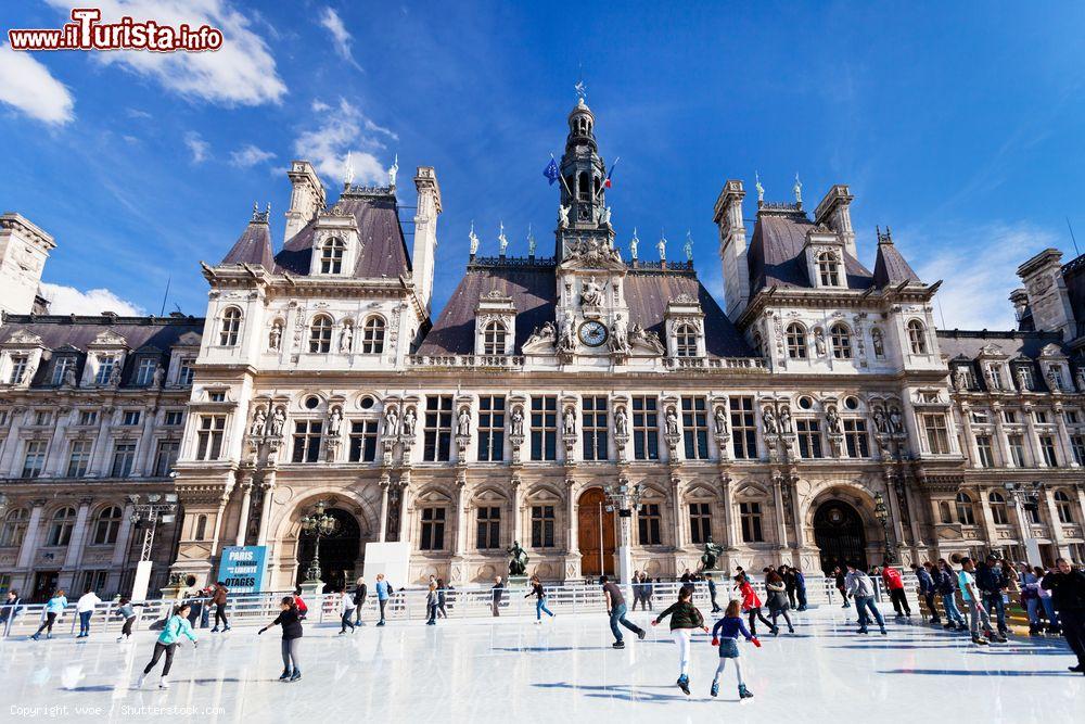 Immagine La pista di pattinaggio dell'Hotel de Ville di Parigi, Francia. D'inverno l'area su cui sorge il Palazzo Municipale si trasforma in una grande pista per pattinare sul ghiaccio e attira turisti e parigini - © vvoe / Shutterstock.com