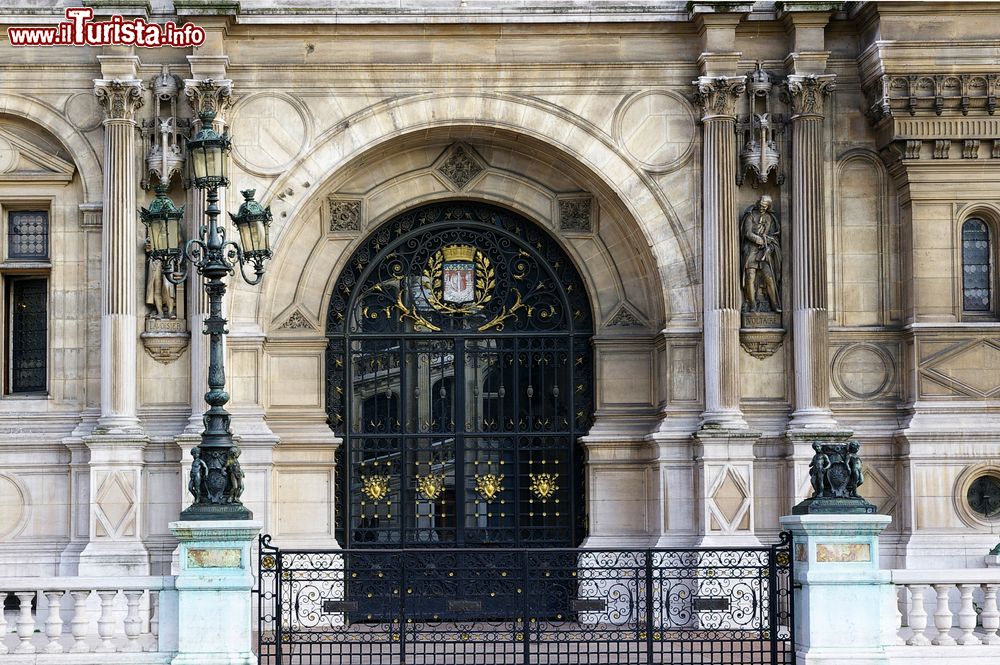 Immagine La porta in vetro e ferro all'ingresso dell'Hotel de Ville di Parigi, Francia. Il Municipio è fra i monumenti simbolo della capitale.