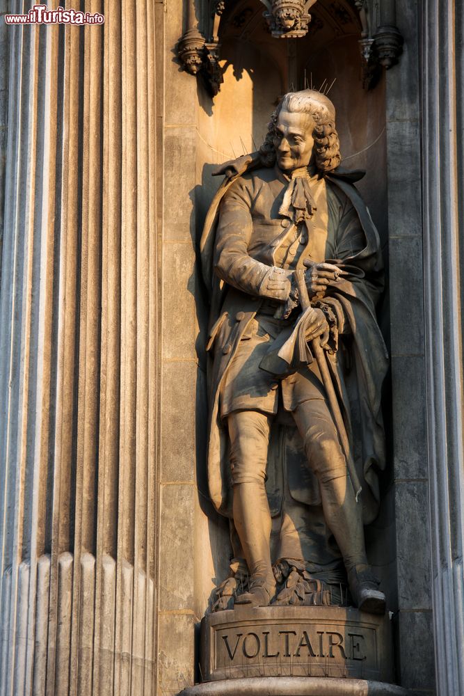 Immagine La statua del filosofo Voltaire all'Hotel de Ville di Parigi, Francia. E' una delle sculture ospitate nelle oltre 100 nicchie che impreziosiscono le facciate dell'edificio. 