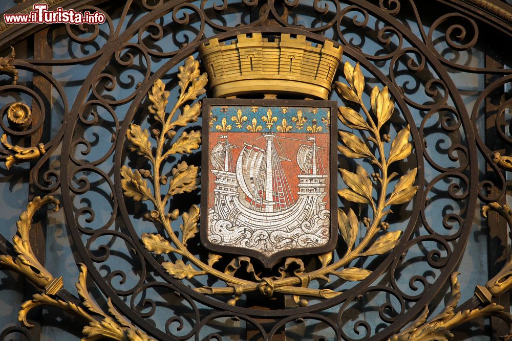 Immagine Lo stemma della città di Parigi sulla facciata dell'Hotel de Ville, Francia. Nella sua forma attuale risale al 1358 e si presenta con una nave color argento su sfondo rosso e con gigli gialli su fondo blu nella parte superiore.