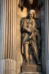 La statua del filosofo Voltaire all'Hotel de Ville di Parigi, Francia. E' una delle sculture ospitate nelle oltre 100 nicchie che impreziosiscono le facciate dell'edificio. 

 ...