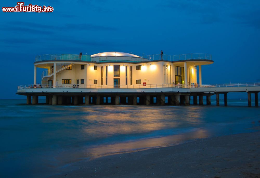 Immagine Fotografia serale della spiaggia di Senigallia e la Rotonda a Mare 