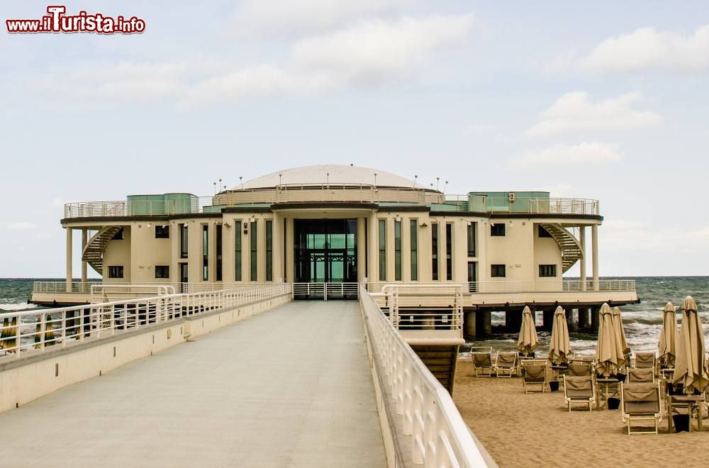 Immagine Vista frontale della Rotonda a Mare di Senigallia nelle Marche