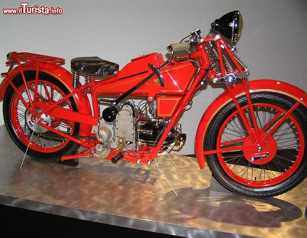 Immagine La Moto Guzzi C4V 1 del 1924 al Museo di Mandello sul Lario - © Daniel Hartwig, CC BY 2.0, Wikipedia