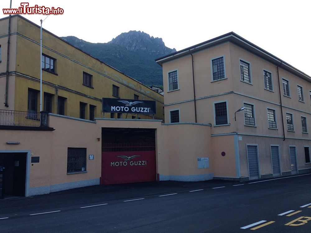 Immagine Lo storico stabilimento e museo della Moto Guzzi a Mandello del Lario - © Manzosaba -CC BY-SA 4.0, Wikipedia