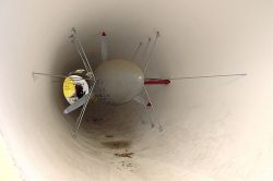 Dentro alla galleria del vento della Moto Guzzi a Mandello del Lario - © Serge PIOTIN, CC BY-SA 2.5, Wikipedia