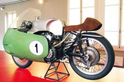 La storica Moto Guzzi 8 cilindri, esposta al Museo di Mandello del Lario che calcò le piste alla fine degli anni '50 - © Serge PIOTIN, CC BY-SA 2.5, Wikipedia