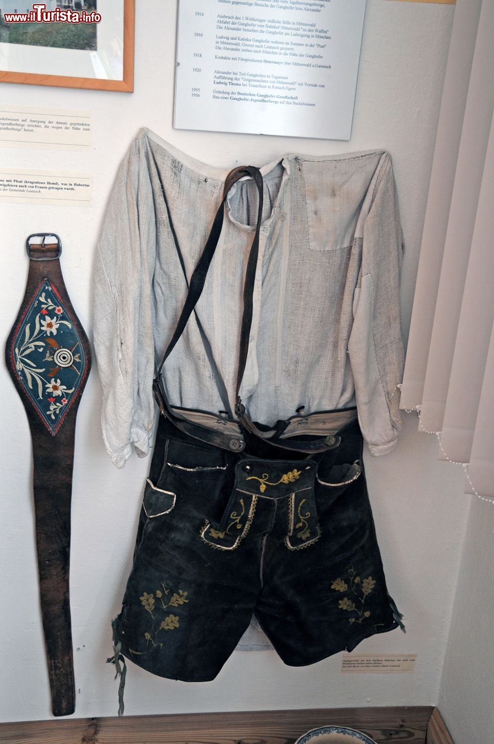 Immagine Abiti tradizionali al Museo Ganghofer di Leutasch, Tirolo, Austria. Fra gli oggetti esposti alla Kulturhaus Ganghofermuseum vi sono anche cimeli appartenuti allo scrittore e drammaturgo tedesco Ganghofer fra cui i tipici abiti tirolesi © Sonja Vietto Ramus