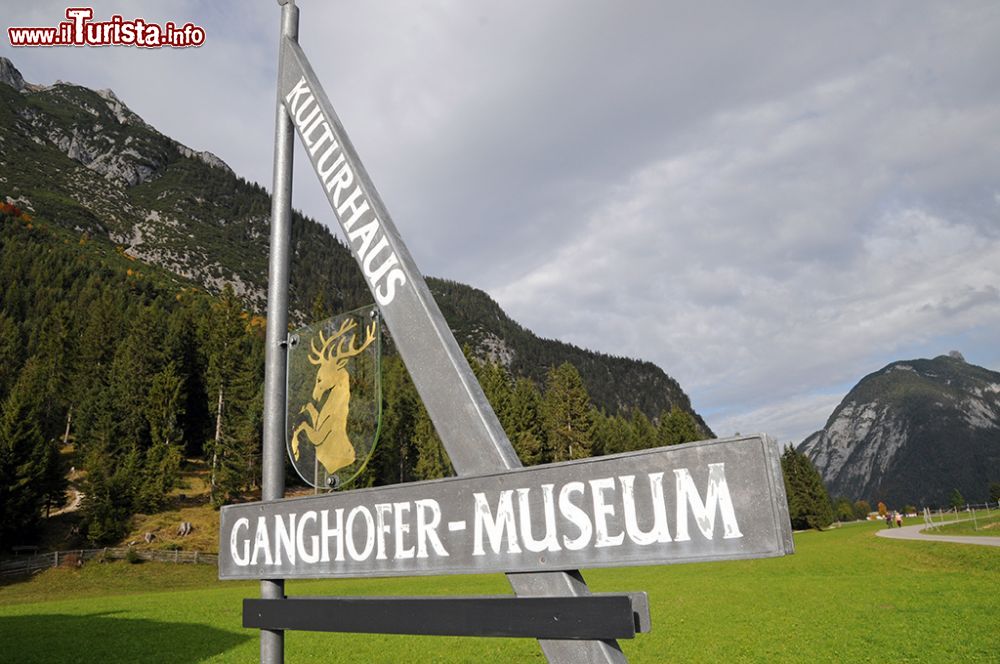 Immagine L'insegna del Museo Ganghofer a Leutasch, Tirolo, Austria. Inaugurato al pubblico nel 1990, l'edificio risale agli anni '50 © Sonja Vietto Ramus