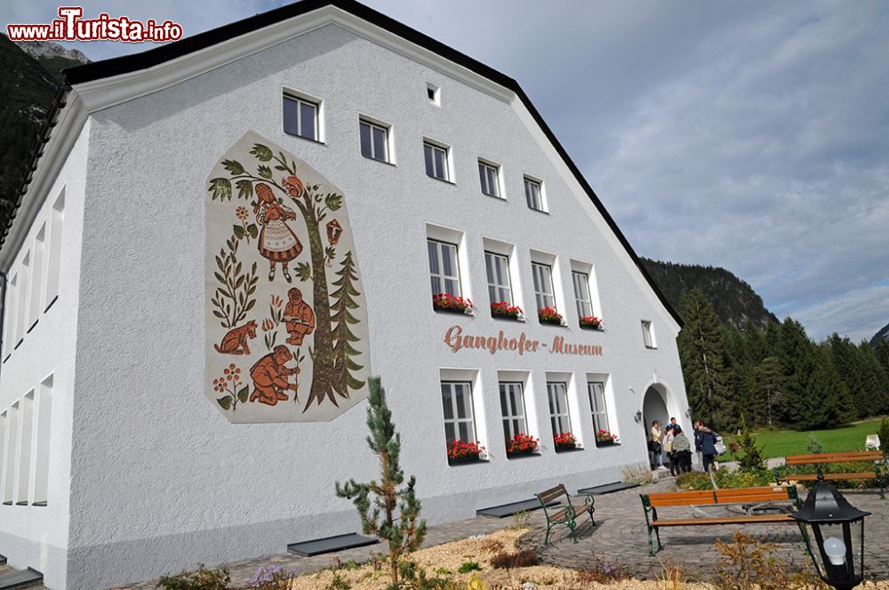 Immagine Il Museo Ludwig Ganghofer a Leutasch, Tirolo, Austria. Ad ospitarlo è l'ex scuola elementare del paese che sorge di fronte alla chiesetta parrocchiale © Sonja Vietto Ramus