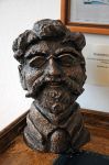 Il busto in bronzo di Ludwig Ganghofer a Leutasch, Tirolo, Austria. Fra i letterati più importanti di fine XIX° secolo, Ganghofer scelse questo angolo del territorio austriaco come ...