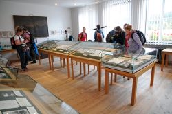 Uno scorcio della sala con i cimeli appartenuti a Ludwig Ganghofer nell'omonimo museo a Leutasch, Austria. Vecchie fotografie in bianco e nero, oggetti personali, libri antichi, trofei di ...