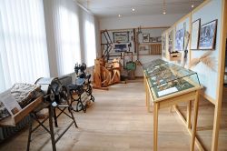 La storia del villaggio di Leutasch al Museo Ganghofer, Tirolo, Austria. Questa sala del museo accoglie oggetti di uso quotidiano fra cui utensili per tosare le pecore, macinare il grano, risuolare ...