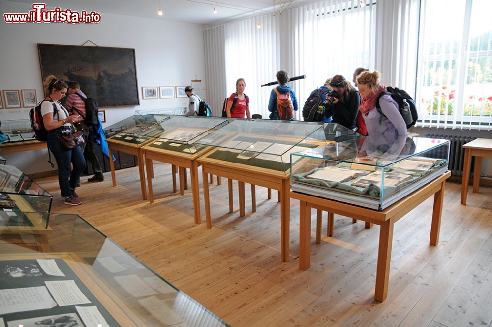 Immagine Uno scorcio della sala con i cimeli appartenuti a Ludwig Ganghofer nell'omonimo museo a Leutasch, Austria. Vecchie fotografie in bianco e nero, oggetti personali, libri antichi, trofei di caccia e quadri: sono esposti al piano terra dell'edificio © Sonja Vietto Ramus