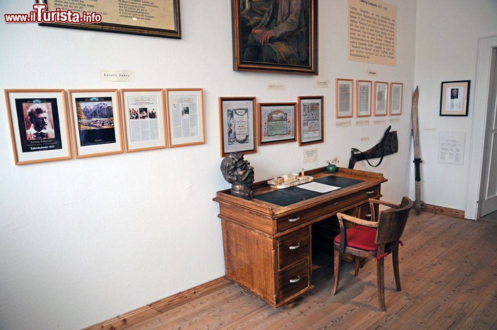 Immagine La scrivania di Ludwig Ganghofer al museo di Leutasch, Austria. E' uno degli arredi dell'epoca esposto al centro culturale del paesino tirolese.