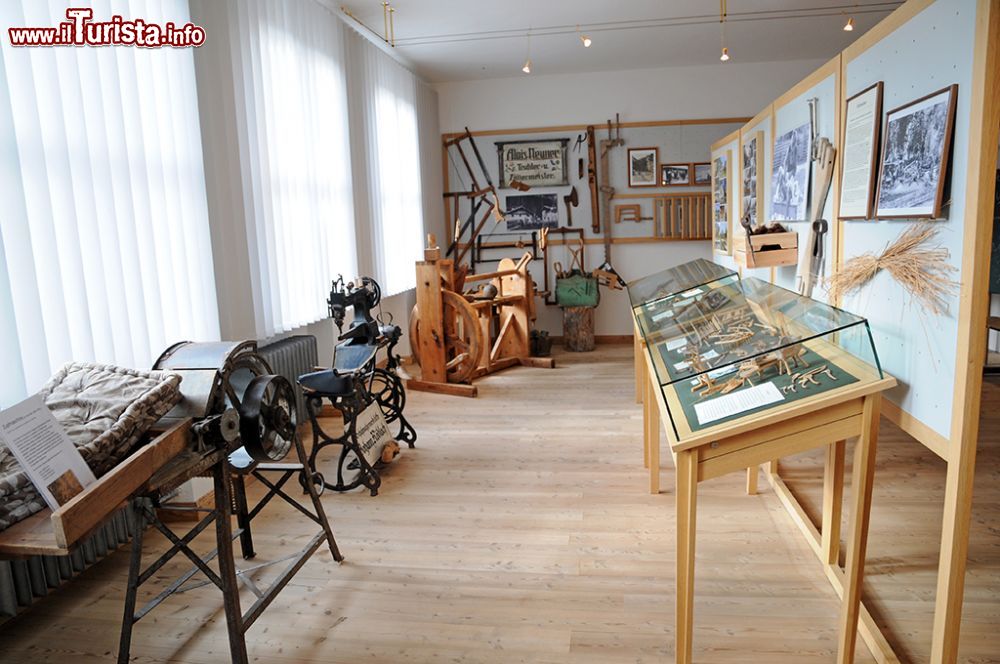 Immagine La storia del villaggio di Leutasch al Museo Ganghofer, Tirolo, Austria. Questa sala del museo accoglie oggetti di uso quotidiano fra cui utensili per tosare le pecore, macinare il grano, risuolare le calzature e cucire gli abiti © Sonja Vietto Ramus