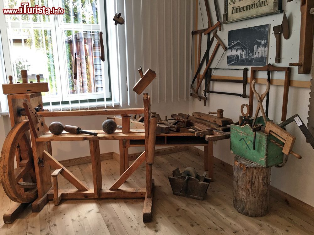 Immagine Utensili di lavoro al Museo Ganghofer di Leutasch, Austria. 