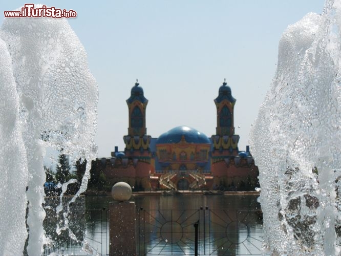 Fontana d'ingresso e castello di Alfea