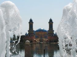 Fontana d'ingresso e castello di Alfea