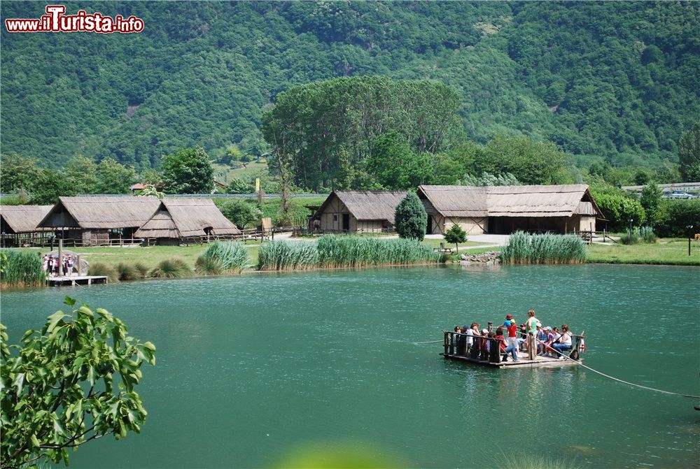 Immagine L'Archeopark a Boario Terme in Lombardia. Nella foto alcune palafitte didattiche: qui si impara a scoprire la preistoria e l'archeologia  in genere