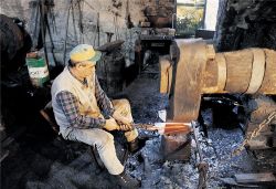 Artigiano al lavoro all'Archeopark di Boario Terme in Lombardia