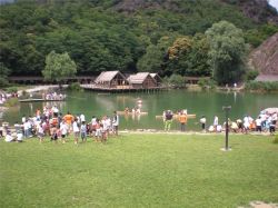 Famiglie con bambini in visita all'Archeopark di Boario Terme