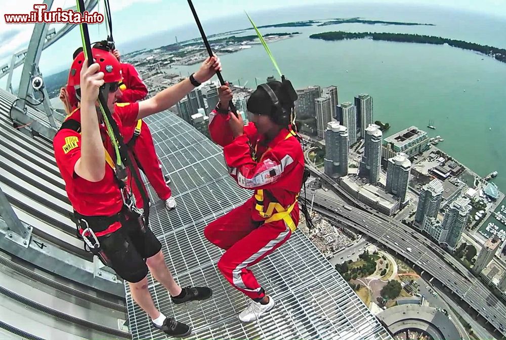 Immagine Edge Walk Toronto: adrenalina e panorama sulla città del Canada con la passeggiata in cima alla CN Tower