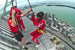 Edge Walk Toronto: adrenalina e panorama sulla città del Canada con la passeggiata in cima alla CN Tower