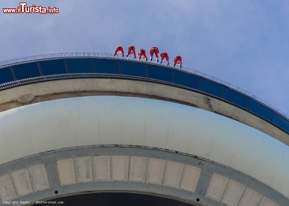 Immagine Un gruppo si cimenta sulla CN Tower nel percorso di Edge Walk, attrazione adrenalinica del Canada - © DayOwl / Shutterstock.com