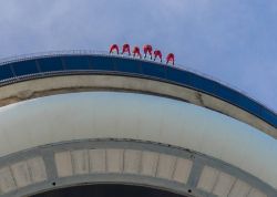 Un gruppo si cimenta sulla CN Tower nel percorso di Edge Walk, attrazione adrenalinica del Canada - © DayOwl / Shutterstock.com