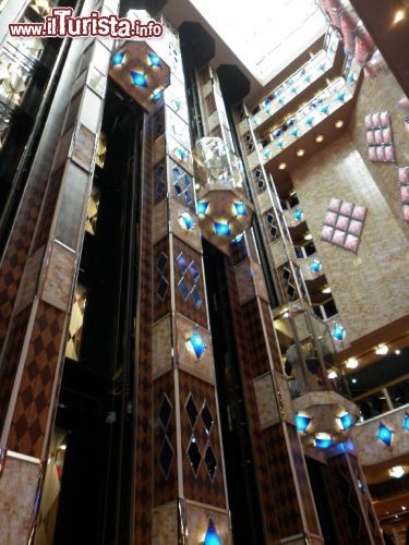 Costa Favolosa - ascensori nell'atrio dei diamanti