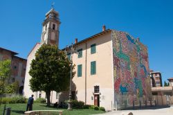 Il muro della Canonica della Chiesa di Sant'Antonio a Pisa, e il murale Tuttomondo di Keith Haring - © kay roxby / Shutterstock.com