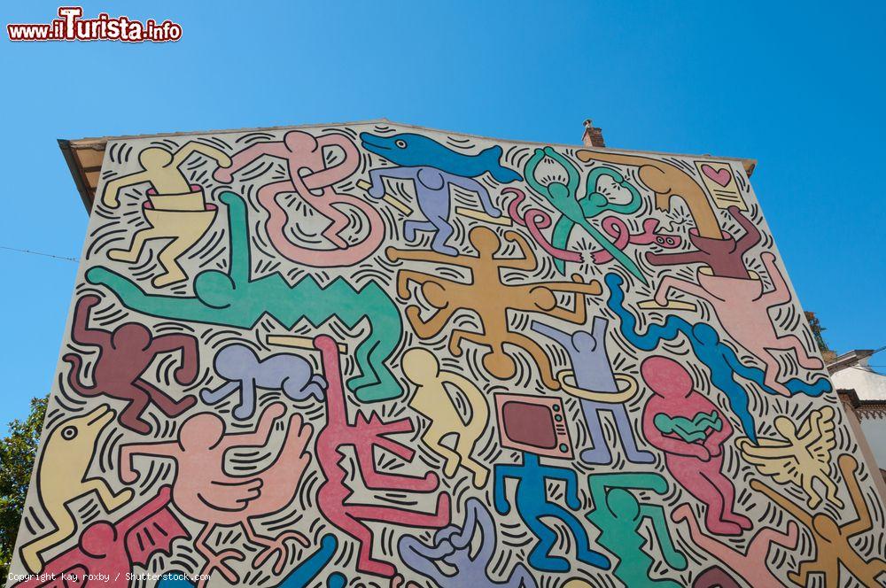Immagine Il murale Tuttomondo, dipinto nel 1989 da Keith Haring a Pisa - © kay roxby / Shutterstock.com