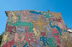 Il murale Tuttomondo, dipinto nel 1989 da Keith Haring a Pisa - © kay roxby / Shutterstock.com