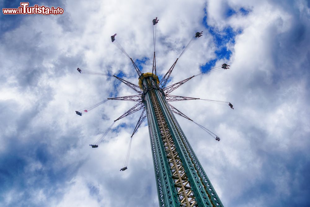 Immagine Vista d'insieme della giostra adrenalinica di Praterturm a Vienna