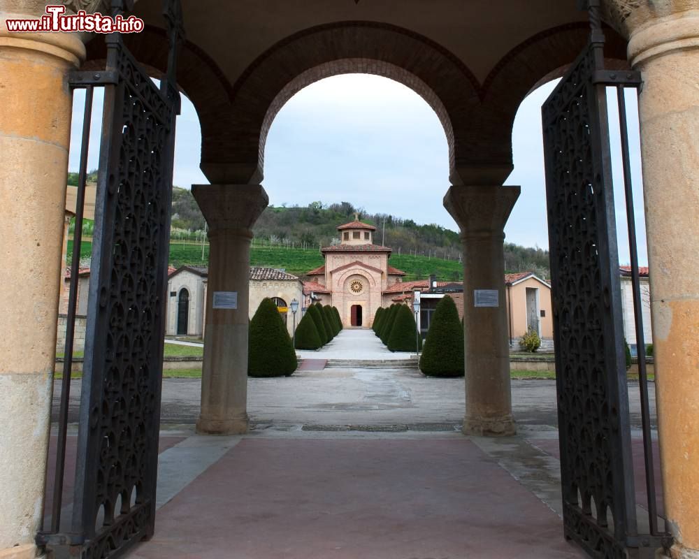 Immagine La Tomba di Mussolini e il Cimitero di Predappio