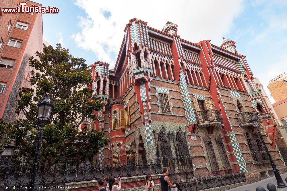 Immagine Casa Vicens è uno degli edifici modernisti di Barcellona progettato da Antoni Gaudi. E' ritenuto il primo edificio di Art Nouveau. - © Yury Dmitrienko / Shutterstock.com