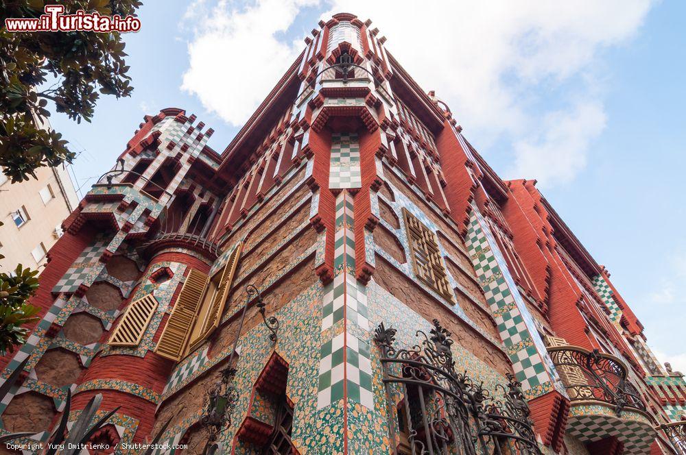 Immagine Il genio di Gaudi si ammira guardando la facciata di Casa Vicens a Barcellona - © Yury Dmitrienko / Shutterstock.com
