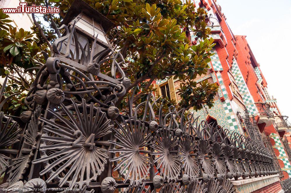 Immagine La cancellata esterna di Casa VIcens a Barcellona, opera di Gaudi. - © Yury Dmitrienko / Shutterstock.com