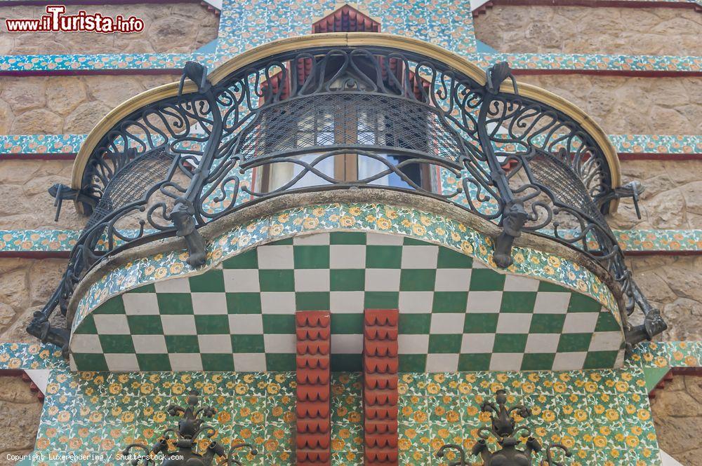 Immagine Un balcone di Casa Vicens disegnato da Antoni Gaudi. - © Luxerendering / Shutterstock.com