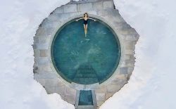 Vasca esterna circondata dalla neve alle Terme di Pre Saint Didier, Valle d'Aosta