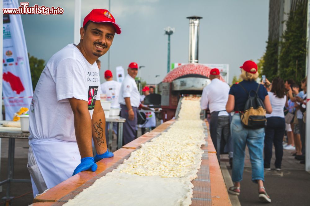 Immagine I 500 metri della pizza di FICO si avviano alla cottura