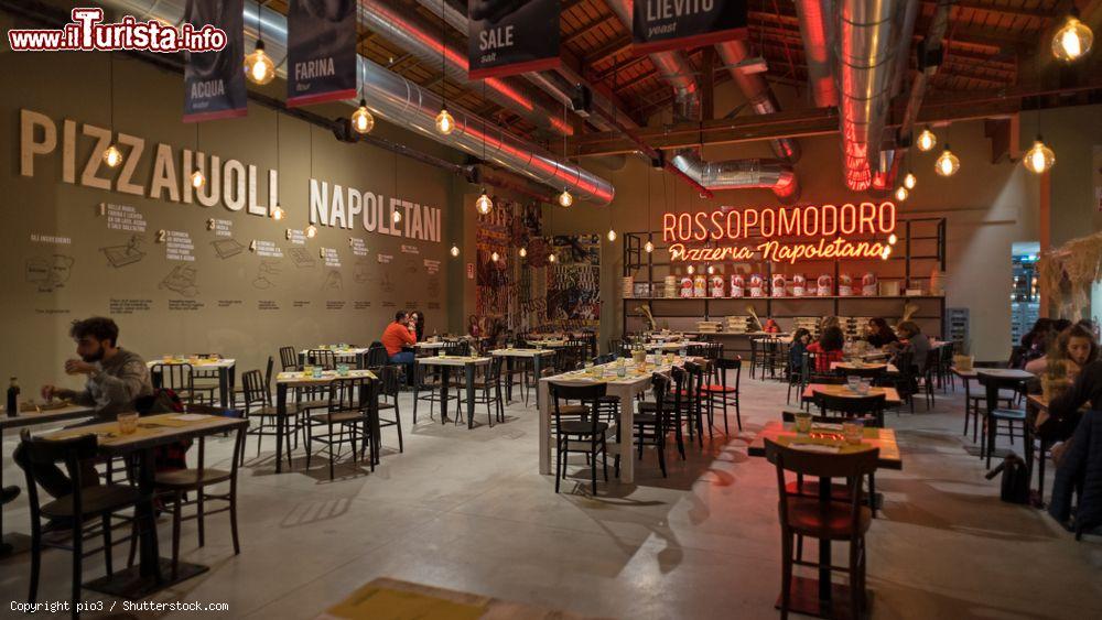 Immagine Il ristorante Rossopomodoro a Fico Eataly World di Bologna, Emilia Romagna. La vera pizza napoletana arriva a Fico grazie ai maestri pizzaioli di Rossopomodoro. E' il piattto che ogni italiano cerca all'estero e che ogni straniero cerca in Italia - © pio3 / Shutterstock.com