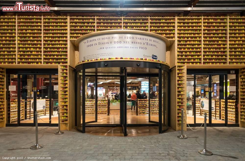 Immagine L'originale ingresso al parco agroalimentare Fico Eataly World di Bologna, Emilia Romagna. La facciata è una bella esposizione di mele di ogni varietà e colore - © pio3 / Shutterstock.com