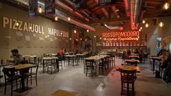 Il ristorante Rossopomodoro a Fico Eataly World di Bologna, Emilia Romagna. La vera pizza napoletana arriva a Fico grazie ai maestri pizzaioli di Rossopomodoro. E' il piattto che ogni italiano ...