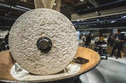 La grande macina in pietra all'interndo della struttura agroalimentare di Fico a Bologna, Emilia Romagna - © Luca Lorenzelli / Shutterstock.com