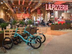 Le biciclette a tre ruote Bianchi di Fico Eataly World a Bologna, Italia. A Fico puoi fare la spesa comodamente a bordo delle tre ruote Bianchi: l'azienda fondata a Milano nel 1885 da Edoardo ...