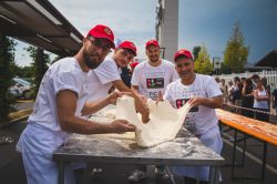 Pizzaioli del Napoli Pizza Village creano una pizza lunga 500 metri a FICO Bologna