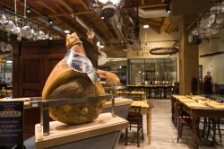 Un prosciutto di Parma nel suo tagliere all'Antica ...